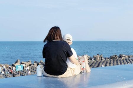 Mãe com filho(a) em ambiente europeu