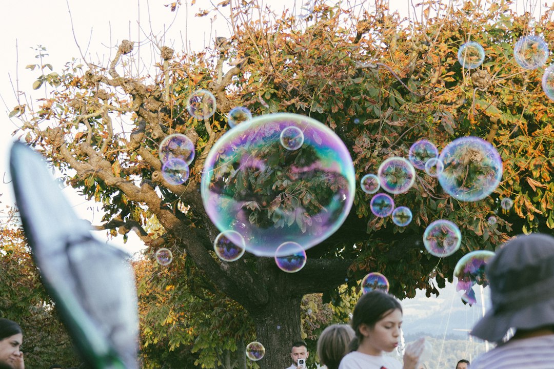 Férias escolares na Suíça com crianças brincando ao ar livre no outono